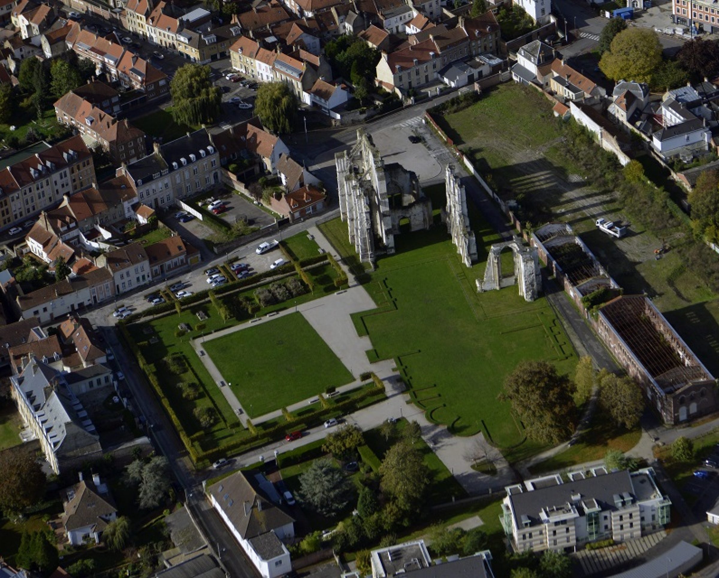 Le parc des ruines de l'abbaye © Carl Peteroff